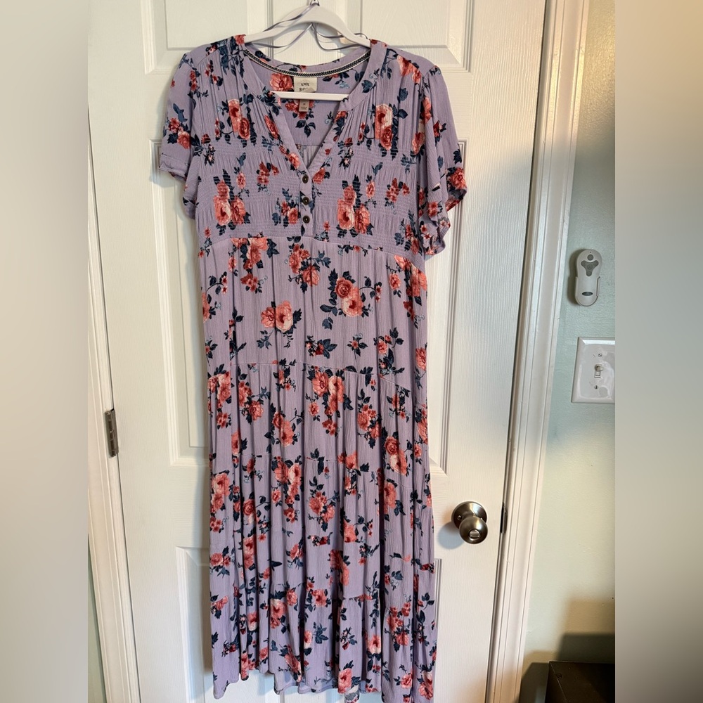 NWOT-Women’s Lavender Floral Boho Dress with V-Neck & Short Flowy Sleeves-Size M
